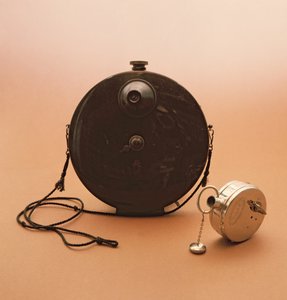 Cámaras detectives: Stoin Waistcoat, 1899 y Ticka, 1907